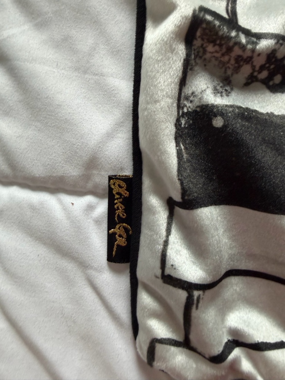 Oliver Gal Black White and Red Fashion Icons Accent Pillowcase Glam Louboutin - Picture 6 of 9